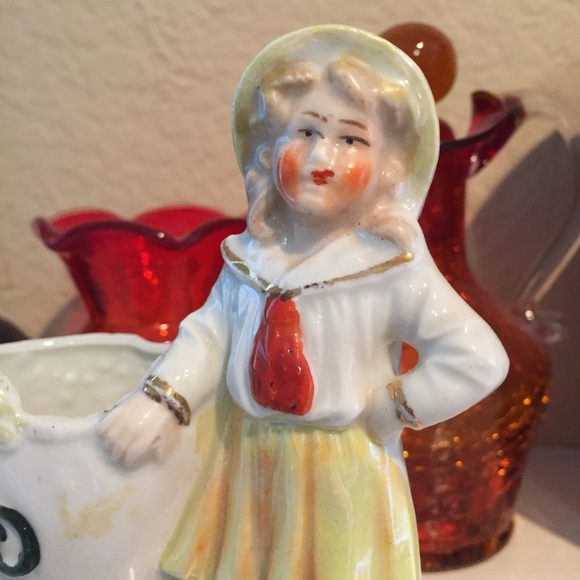 Vintage planter with little girl - Picture 3 of 7